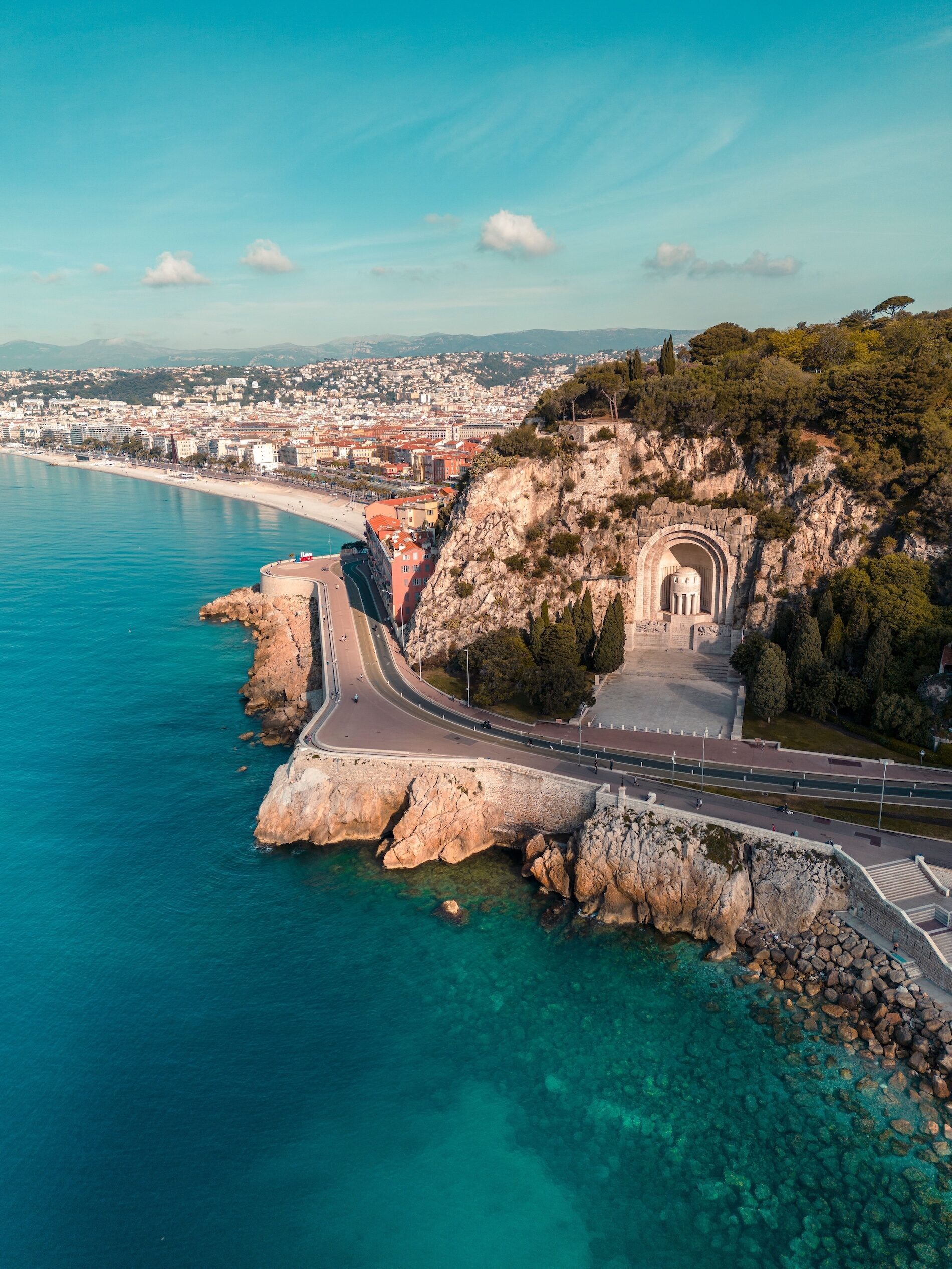 The Baie des Anges and the Promenade des Anglais from above, with the hills of the arrière-pays rising behind the city